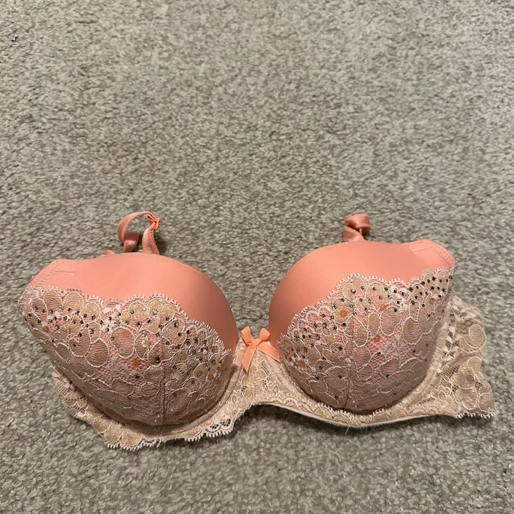 ✨✨ Bundle any 2 bras for $25! ✨✨ Victoria's Secret Peach Lace Bra